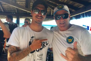 Gabriel Medina com o empresário Alfio Lagnado em 2016.