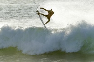 John John Florence durante a sua melhor onda, que juntamente com um backup curto de 3,37 pontos lhe garantiu a passagem às meias finais