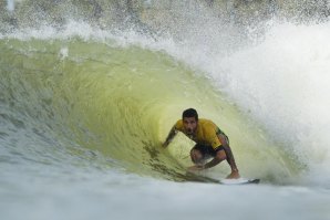 Todos os olhos em Filipe Toledo, detentor da &quot;yellow jersey&quot;. 