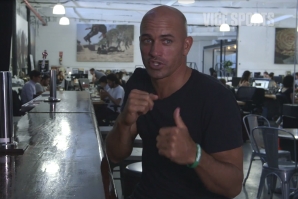 KELLY SLATER: &quot;QUERO SER MELHOR AOS 50&quot; DIZ ELE COM 42...