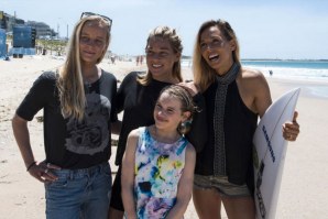 A pequena Sabre rodeada por Isabella Nichols (campeã mundial júnior), Coco Ho e Sally Fitzgibbons.