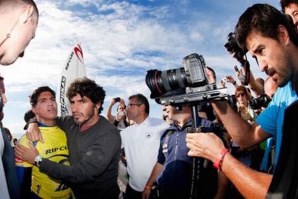 Gabriel Medina e o pai momentos depois da final do Rip Curl Pro Peniche de 2015