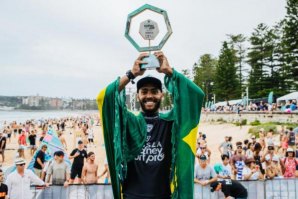 Jadson André com o troféu conquistado no Vissla Sydney Surf Pro  Imagem: WSL / Matt Dunbar 