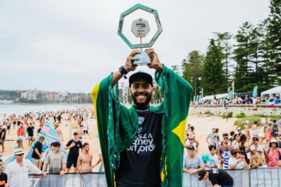 Jadson André com o troféu conquistado no Vissla Sydney Surf Pro Imagem: WSL / Matt Dunbar
