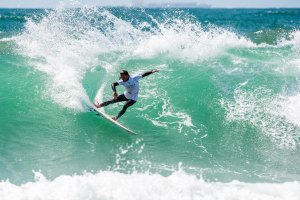 FREDERICO MORAIS E MIGUEL BLANCO PASSAM A RONDA 5 NO CAPARICA SURF FEST