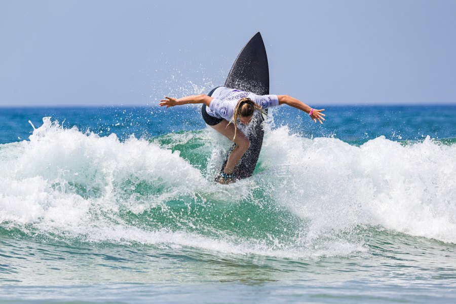 Arrancou o QS 2000 em Lacanau, França, 14 surfistas Portugueses procuram pontos importantes