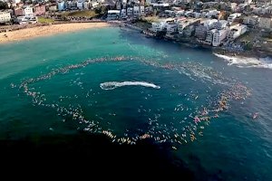 Praia de Bondi na Austrália reúne milhares para emocionante paddle-out em homenagem às vítimas do ataque