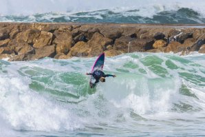 Condições desafiantes põem à prova nova geração no dia inaugural da 3ª etapa do Circuito Regional de Surf da Grande Lisboa