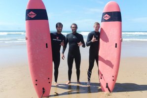 Kikas com os dois jogadores de ténis em Carcavelos. 