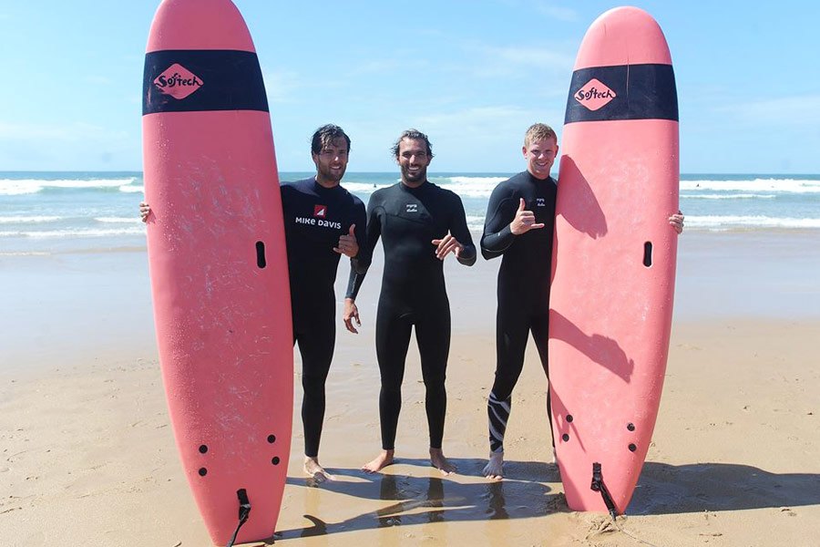 Kikas com os dois jogadores de ténis em Carcavelos.