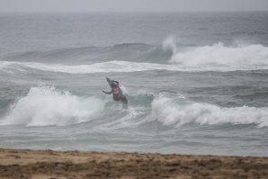 Bons momentos de surf nas ondas da Praia Grande em Sintra. Aqui Miguel Blanco a finalizar forte.Click by Luis Nisa