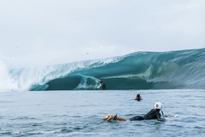Kauli Vaast (FRA) a aquecer em Teahupo'o esta terça feira