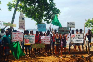 A comunidade local em protesto no Dia Mundial dos Oceanos. 