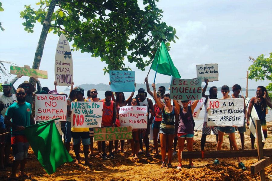 A comunidade local em protesto no Dia Mundial dos Oceanos.
