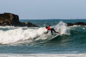 Camila Kemp é uma das surfistas portuguesas a competir no Senegal Pro Imagem: Sic Noticias