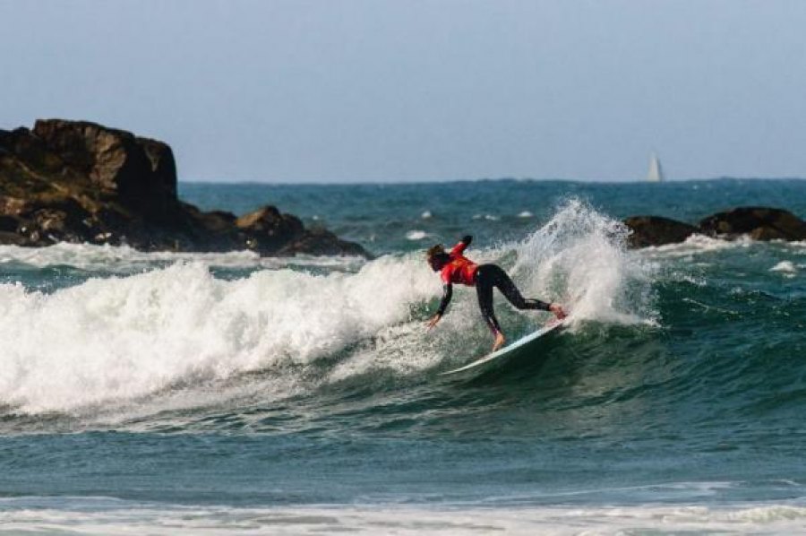 Camila Kemp é uma das surfistas portuguesas a competir no Senegal Pro Imagem: Sic Noticias