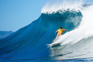 Carissa Moore e Moana Jones Wong roubam as atenções no 4º dia do Billabong Pro Pipeline