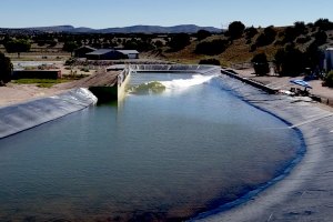 Ben Gravy descobre piscina de ondas gigante construída num quintal no Arizona