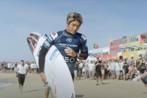 Kanoa Igarashi assina petição para proteger e preservar o oceano global