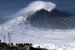 José Gregório e Ruben Gonzalez testaram novo colete da Quiksilver na Nazaré