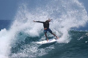 Rob Machado &amp; Filipe Toledo nos tubos cristalinos do Índico