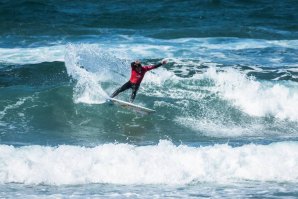 Vasco Ribeiro a meter pressão para avançar até à ronda 3 em Zarautz. 