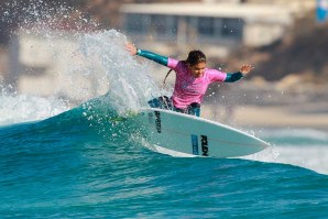 KIKAS E CAROL HENRIQUE DE PEDRA E CAL NO SURFEST DE NEWCASTLE; STEPHANIE GILMORE ABRE O LIVRO