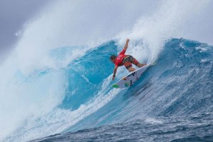 Adriano de Souza é um dos surfistas que &quot;vende&quot; bem as zonas da sua prancha.