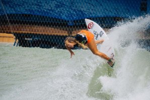 Bethany Hamilton a treinar na onda artificial de Lemoore.