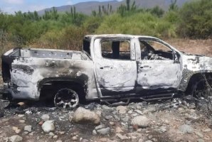 Carro dos surfistas encontrado totalmente queimado