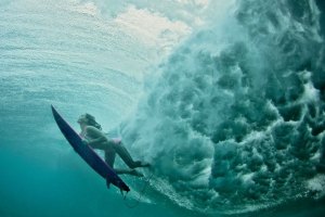 Maya Gabeira, uma surfista Brasileira que tem ganho e também dado muita visibilidade a Portugal e à Nazaré