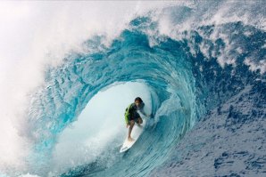 À sombra por Teahupoo com Jonathan Gubbins