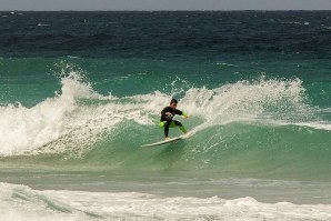 Ondas de até 1 metro, com boa formação, serviram os 85 atletas que participaram na 1ª etapa.