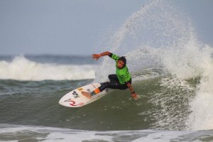Miguel Blanco a trabalhar nas águas do sudoeste francês.