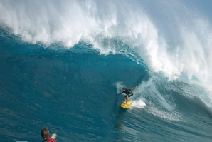Kai Lenny surfa tudo: do meio metro às ondas gigantes