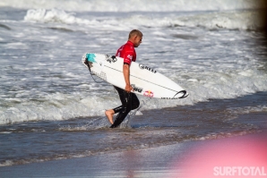 Mick Fanning aperta o cerco no topo do ranking WCT