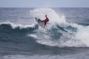 John John Florence mantém-se na luta pela vitória no evento.