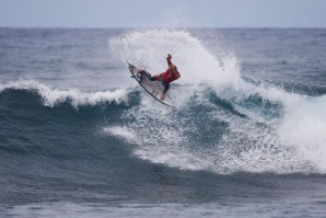 John John Florence mantém-se na luta pela vitória no evento. 