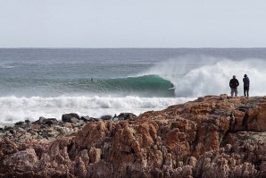 Jordy Smith a cruzar os cilindros de North Point. 