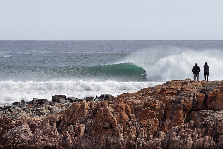 Jordy Smith a cruzar os cilindros de North Point.
