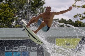 KELLY SLATER TESTA A PISCINA DE ONDAS DE WACO
