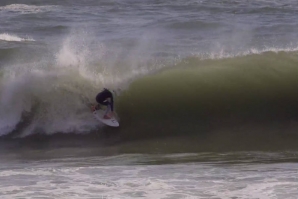 MARLON LIPKE APROVEITA AS ONDAS DE CASA... NO ALGARVE