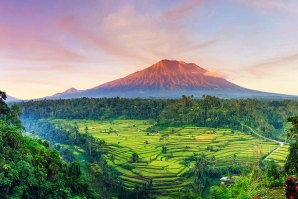 O Monte Agung, em Bali, Indonésia, tem registado atividade sísmica nas últimas semanas. 