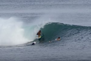 surfistas de vários níveis desfrutam e entubam num dia clássico em Bingin.