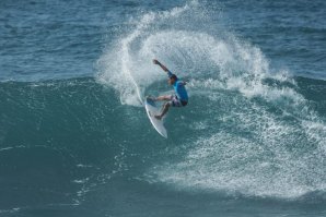 Vasco Ribeiro a rasgar as ondas de Basse-Point.