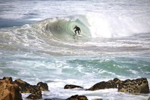 Bom surf e tubos, em dia de salvamento, na Praia Cidade São Salvador