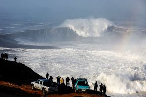 Ondas gigantes na quinta-feira pela Praia do Norte.