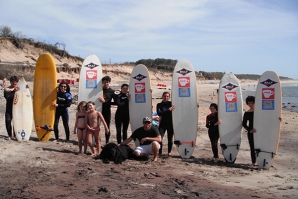 Billy com um grupo de alunos da sua escola de surf.