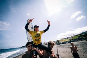 Maria Salgado celebra após sair do seu heat