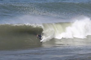 Surfistas profissionais aproveitaram a ondulação e deram show entra a Cave e Ribeira D&#039;Ilhas